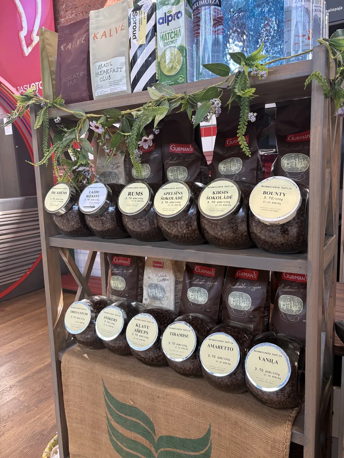 Настоящая полка у стойки Coftea: банки ароматизированного кофе с ценами