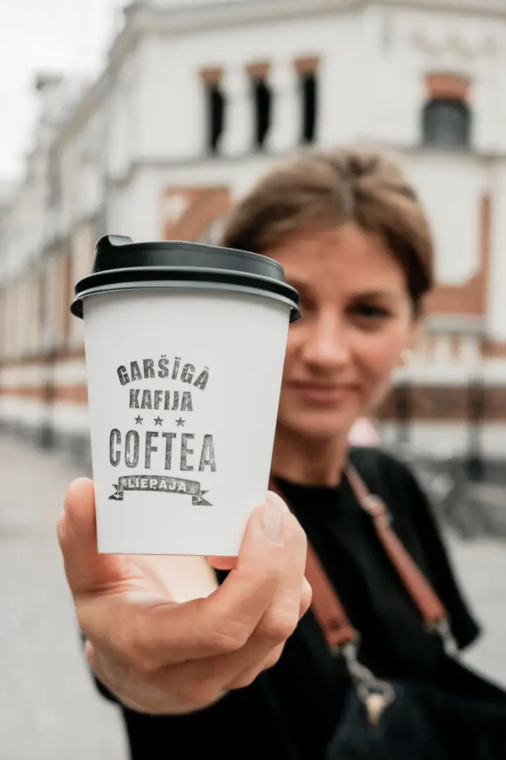 Coftea saimniece ar kafijas krūzi