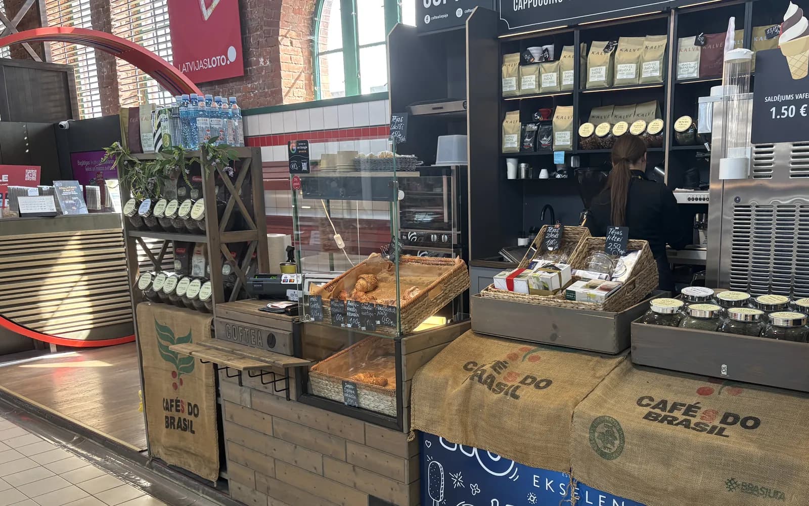 Die Coftea-Theke im Pavillon von Pētertirgus — Theke, Gebäckvitrine und Teegläser